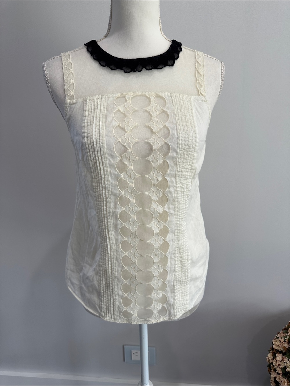 9-HI5 STCL Sleeveless blouse with peekaboo lace center